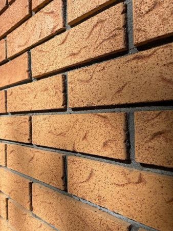 Облицовочный кирпич Старооскольский Евро 0,7 НФ Эмират светлый рустик